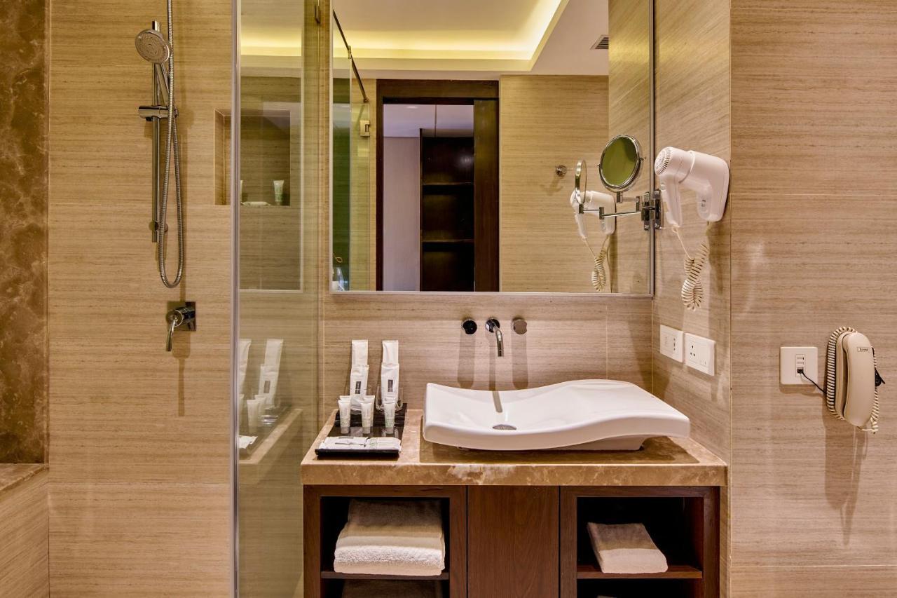 Goldfinch Hotel Mumbai Bagian luar foto
