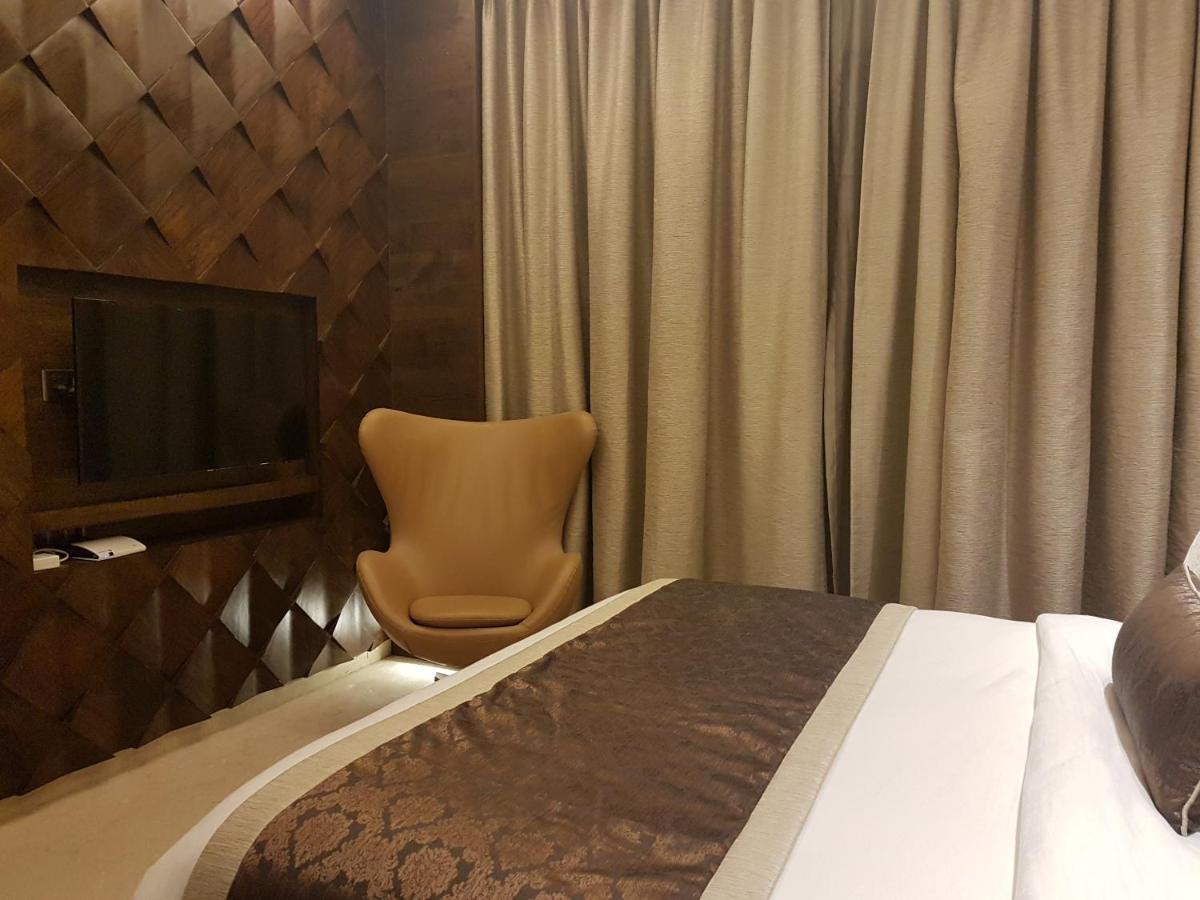 Goldfinch Hotel Mumbai Bagian luar foto