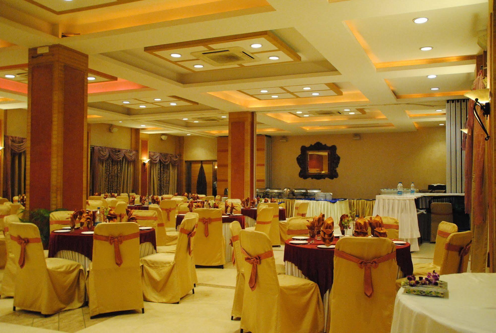 Goldfinch Hotel Mumbai Bagian luar foto